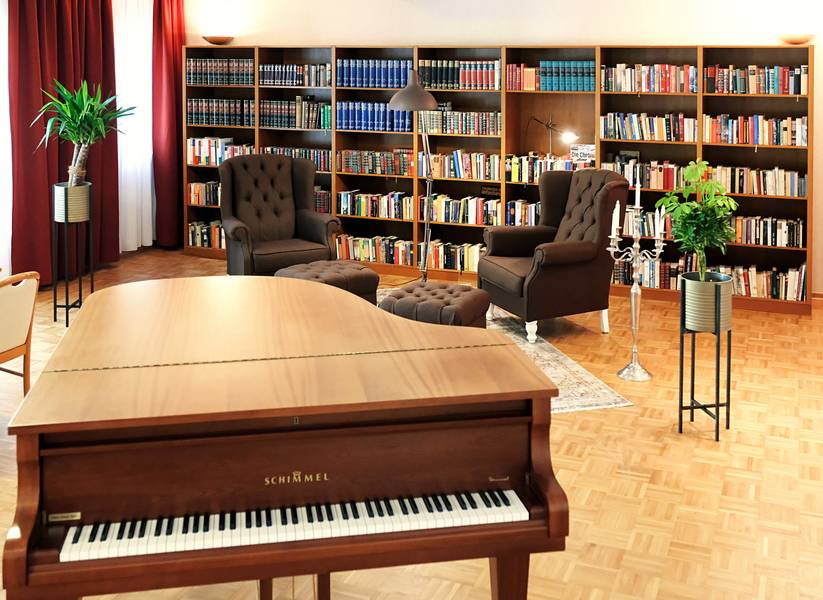 Bibliothek und Musikzimmer